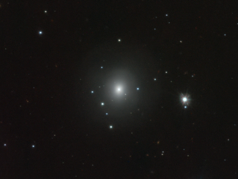 Secuelas de la explosión. Imagen del telescopio VST de ESO en el Observatorio Paranal, en Chile, galaxia NGC 4993.